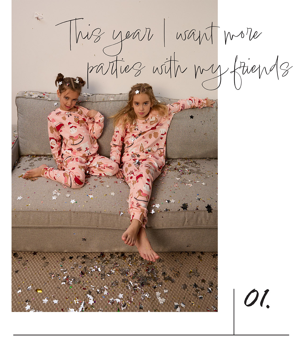 Dve djevojčice sede na krevetu u roze pidžamama