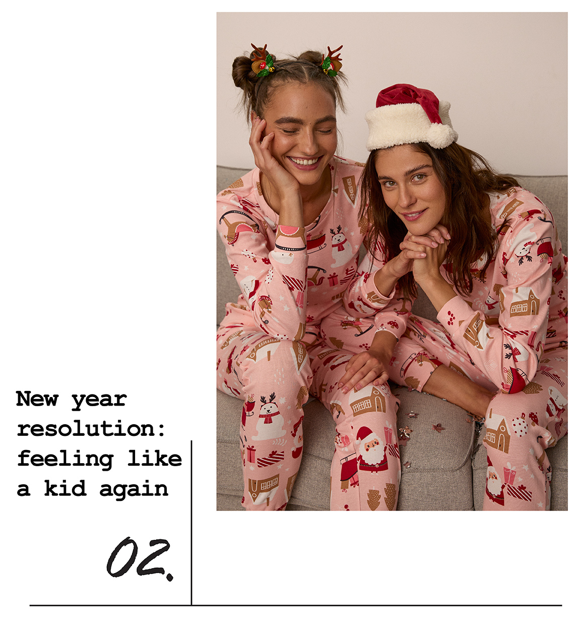 Dve žene sede u roze pidžamama sa novogodišnjim motivima