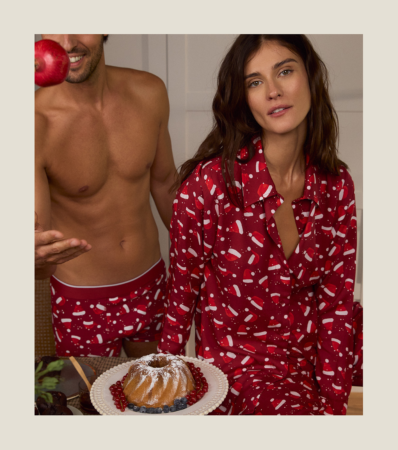 Muškarac i žena u crvenim novogodišnjim pidžamama