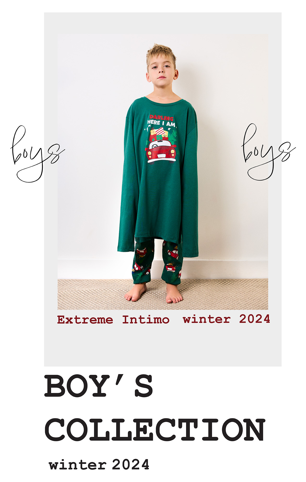 Dječak stoji u zelenoj pidžami sa novogodišnjim motivima