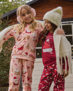 Djevojčice stoje u dvorištu u  novogodišnjim pidžamama