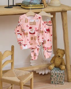 Novogodišnja pidžama za beba djevojčica okačena na ofinger